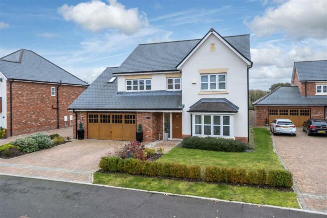 4 bed property, in Moorings Close, £625,000