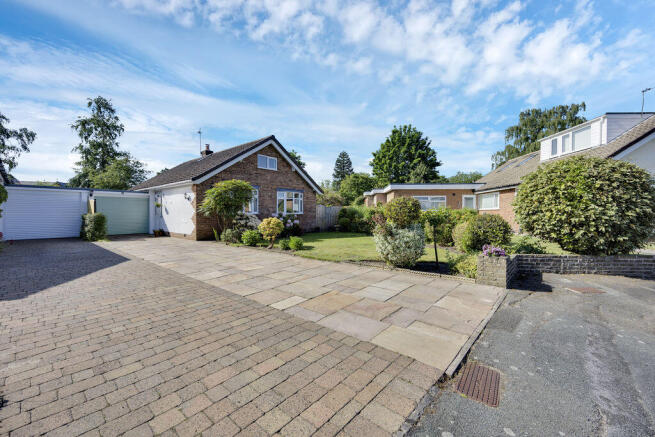 2 bed property, in Meadow Avenue, £400,000