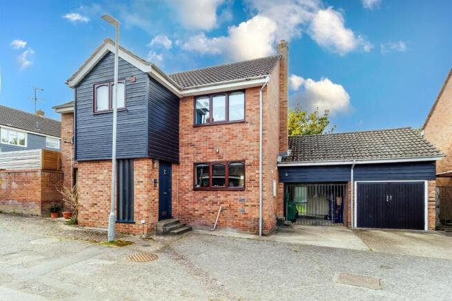 4 bed property, in Abbotts Court, £375,000