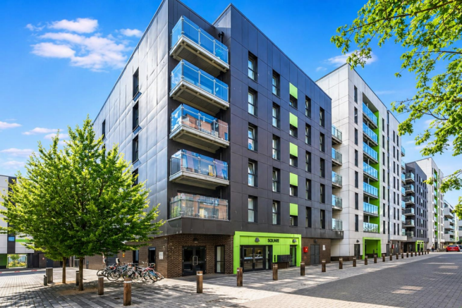2 bed property, in Geoffrey Watling Way, £240,000