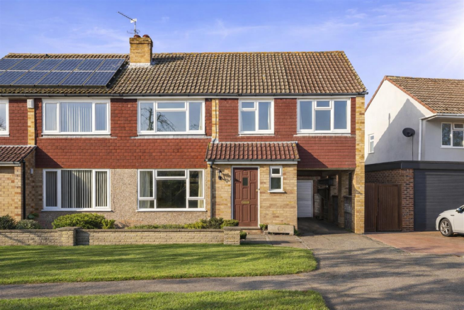 4 bed property, in Desborough Close, £675,000