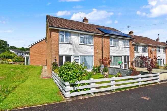 3 bed property, in Moor View, £190,000
