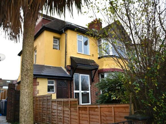 5 bed property, in Waverley Gardens, £794,950