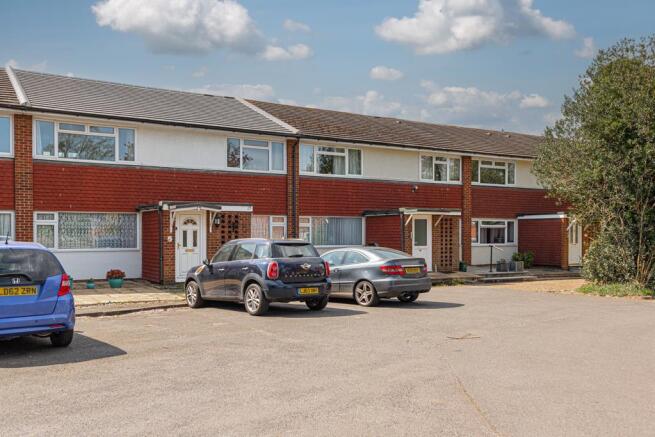 3 bed property, in Moat Court, £395,000