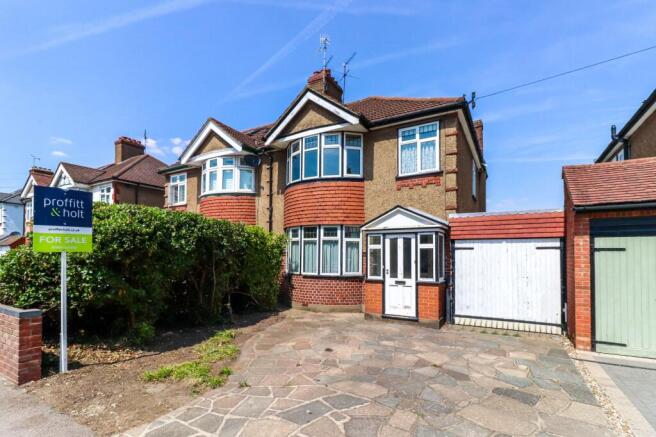 3 bed property, in Bushey Mill Lane, £550,000