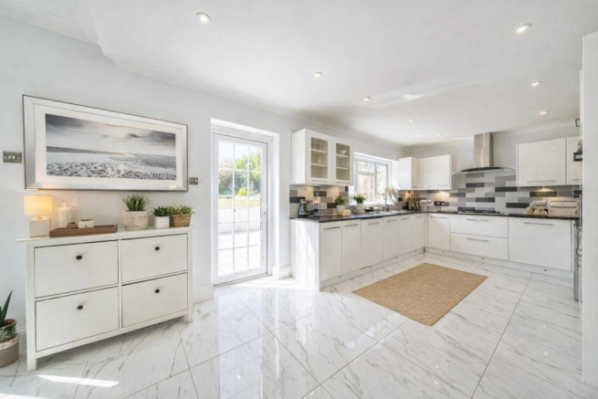 5 bed property, in The Avenue, £825,000