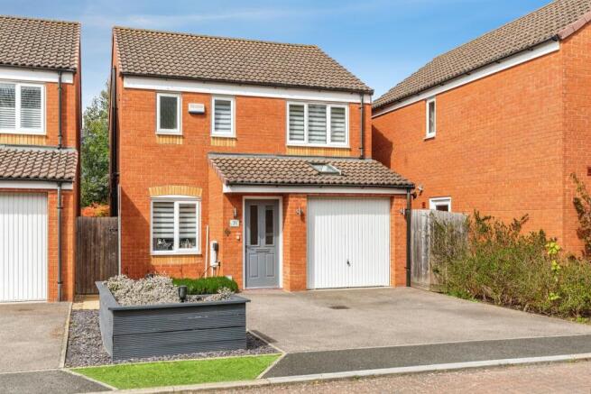 3 bed property, in Centenary Way, £275,000