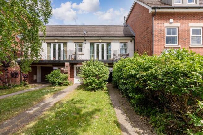 2 bed property, in 219 London Road, £325,000