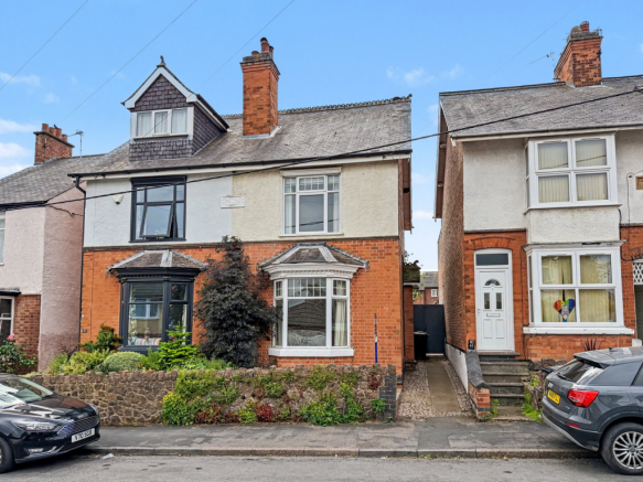 2 bed property, in Danvers Road, £280,000