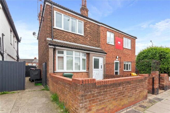 2 bed property, in Park Street, £135,000