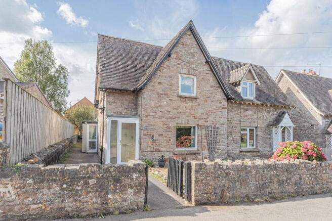 3 bed property, in Cromhall, £300,000