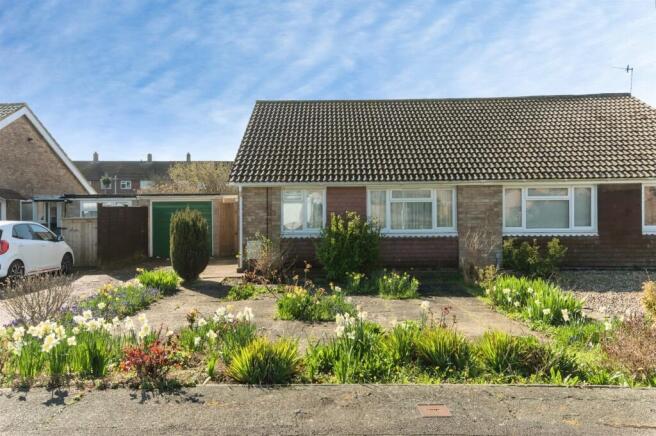 2 bed property, in Barrie Close, £270,000