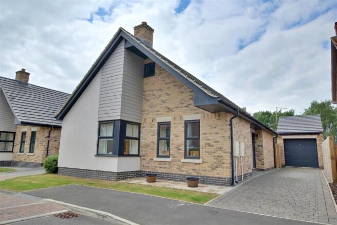 3 bed property, in Cavendish Drive, £325,000
