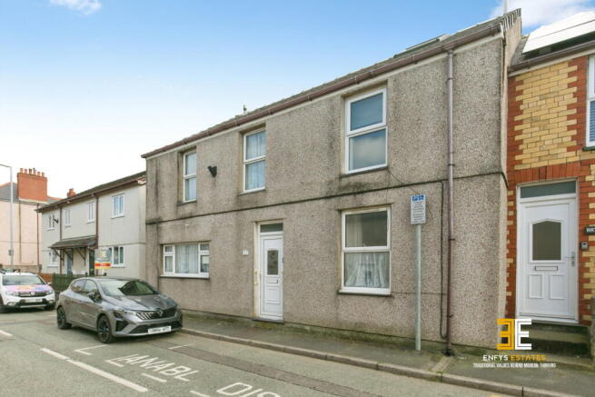 4 bed property, in High Street, £250,000