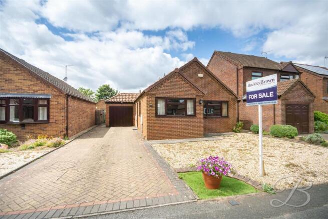 2 bed property, in Waterdown Close, £220,000