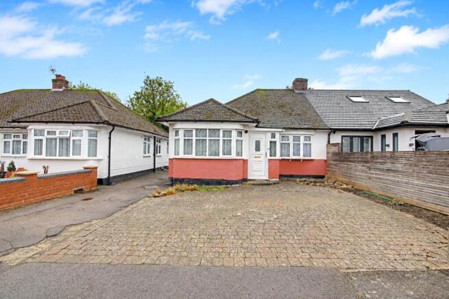 2 bed property, in Fairacres Close, £625,000