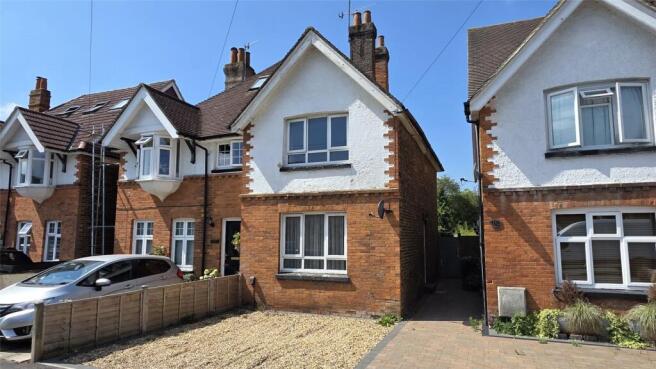 3 bed property, in Horley, £400,000