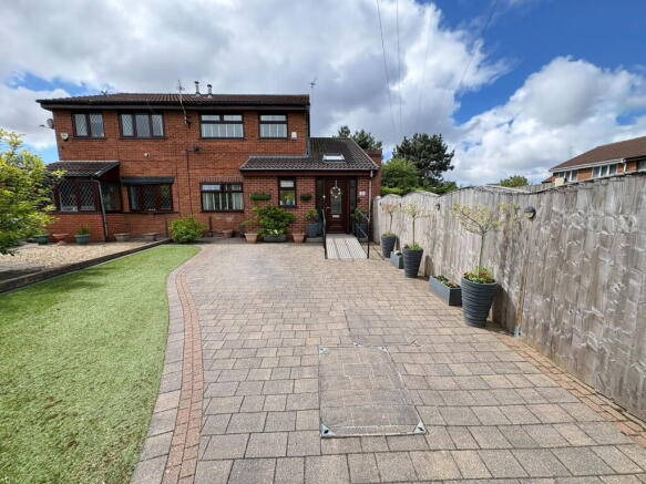 3 bed property, in The Bales, £250,000