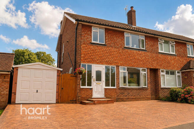 3 bed property, in Bromley BR2, £800,000