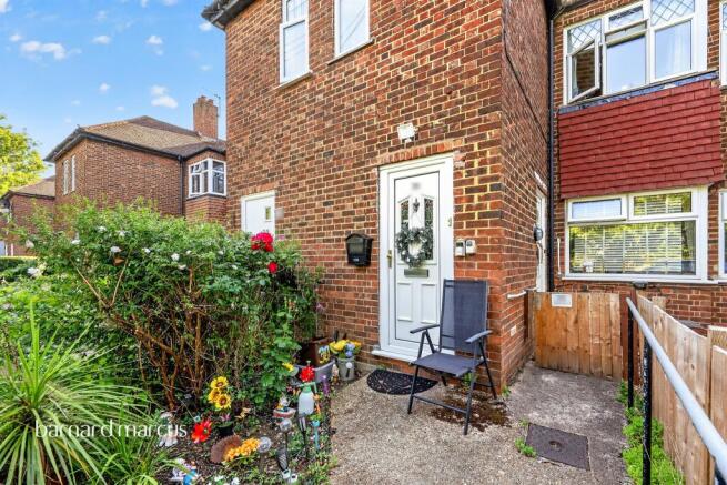 2 bed property, in Barnscroft, £325,000