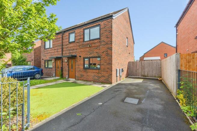 3 bed property, in Penton Road, £310,000