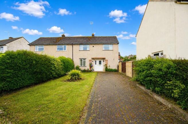 2 bed property, in Holbrook Road, £215,000