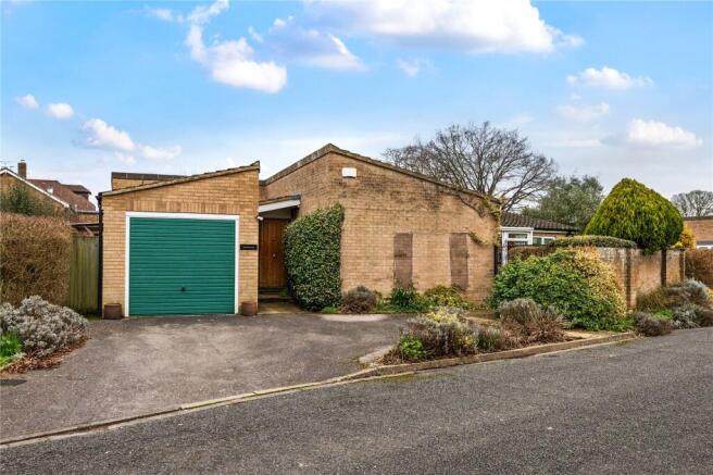 3 bed property, in Foxton Close, £725,000