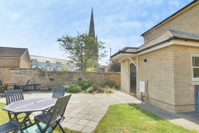 3 bed property, in Market Place, £325,000