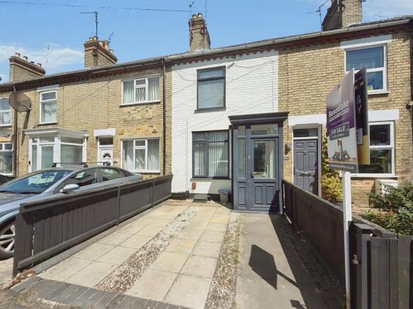 2 bed property, in New Road, £210,000