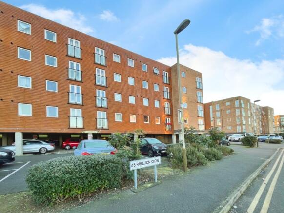 2 bed property, in Pavilion Close, £120,000