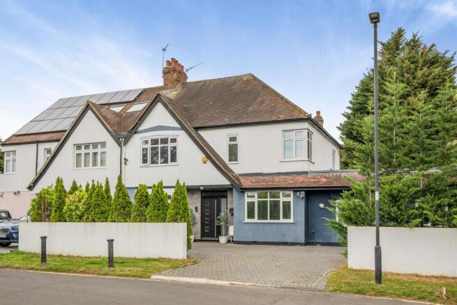 4 bed property, in The Ridgeway, £1,100,000