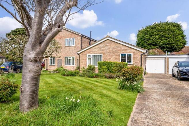 2 bed property, in Locksash Close, £425,000