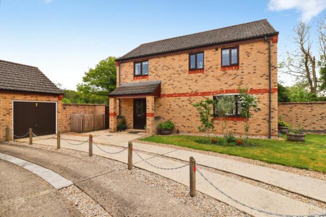 4 bed property, in Ash Meadow, £450,000