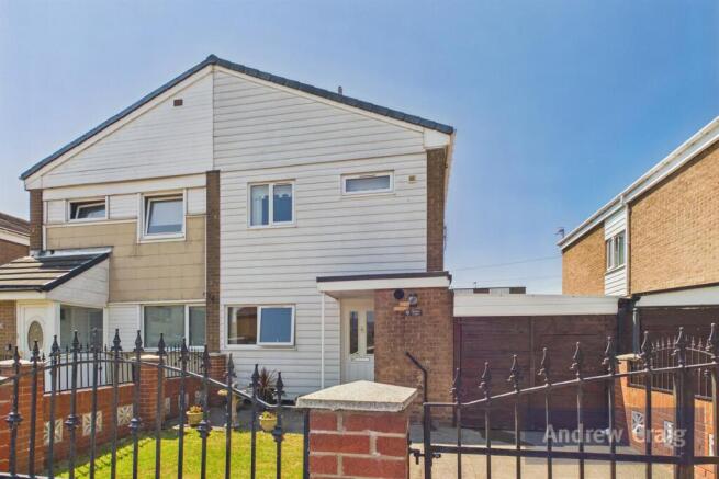 3 bed property, in Bardon Court, £125,000