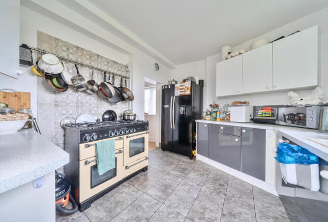 2 bed property, in Aldercombe Road, £499,950