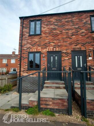 2 bed property, in Bridge Road, £160,000