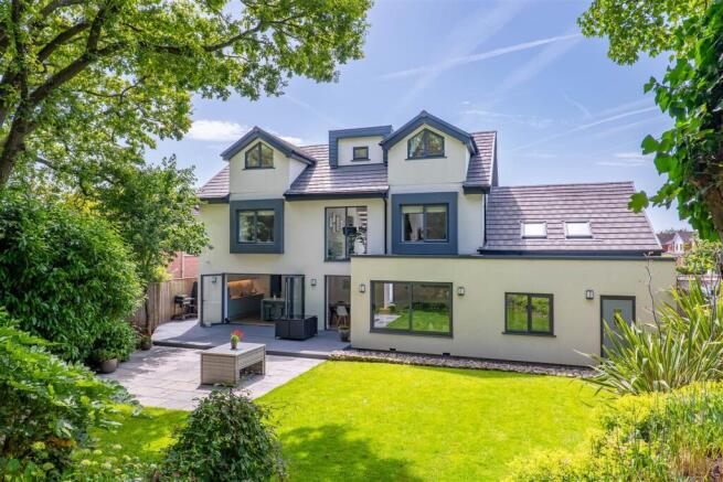 5 bed property, in Linden Grove, £749,995