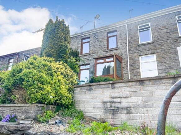 3 bed property, in Old Road, £95,000