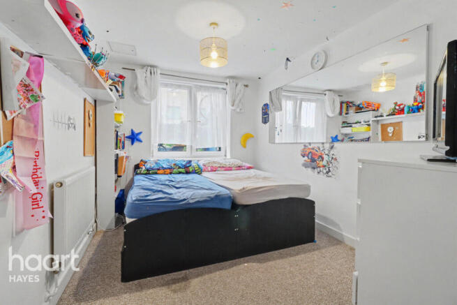 2 bed property, in Waxlow Way, £290,000