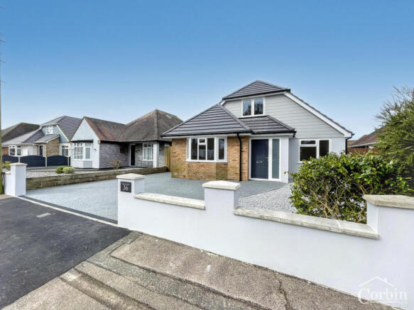 4 bed property, in Cedar Avenue, £600,000