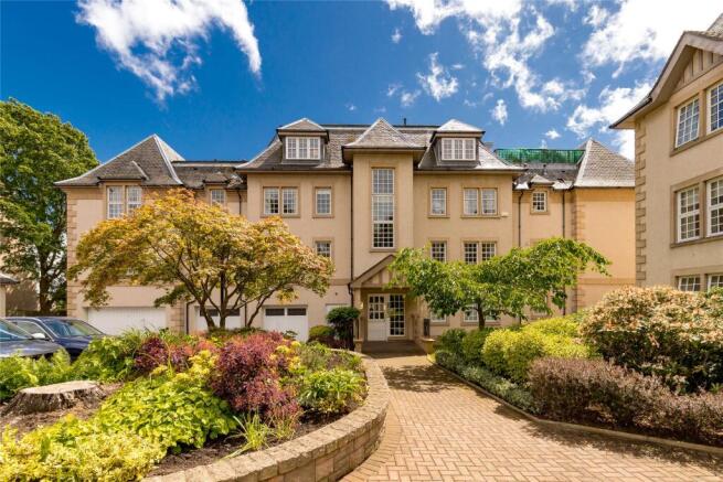 3 bed property, in Kinnear Road, £795,000