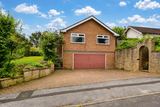 4 bed property, in Hillcrest Gardens, £440,000