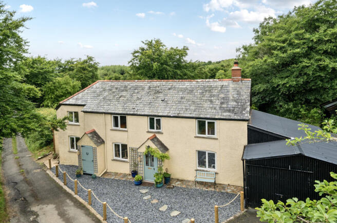 3 bed property, in Broadbury, £525,000