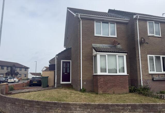 2 bed property, in Beach Road, £265,000