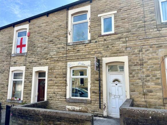 3 bed property, in Hollingreave Road, £60,000