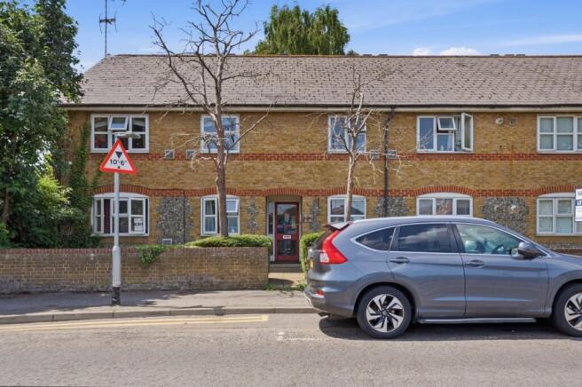 2 bed property, in Wharf Road, £170,000