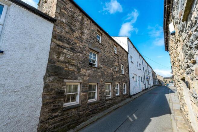 2 bed property, in Main Street, £200,000