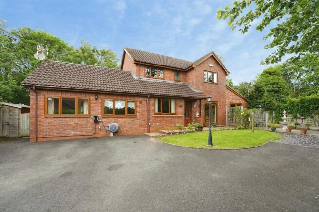 6 bed property, in Coppice Close, £500,000