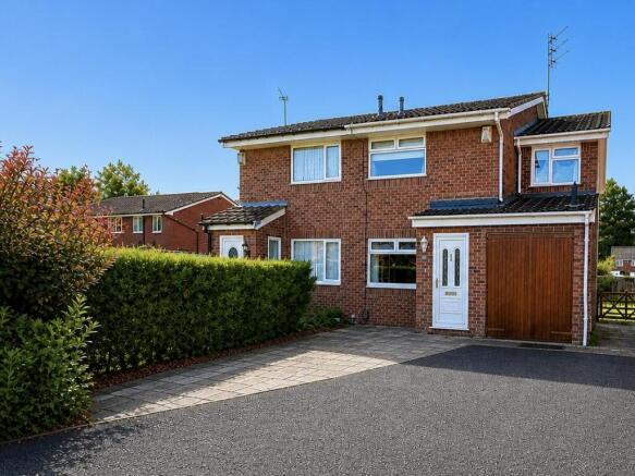 4 bed property, in Larchwood Close, £425,000