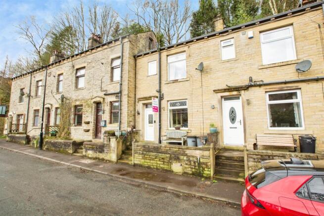 2 bed property, in Spring Bank, £150,000